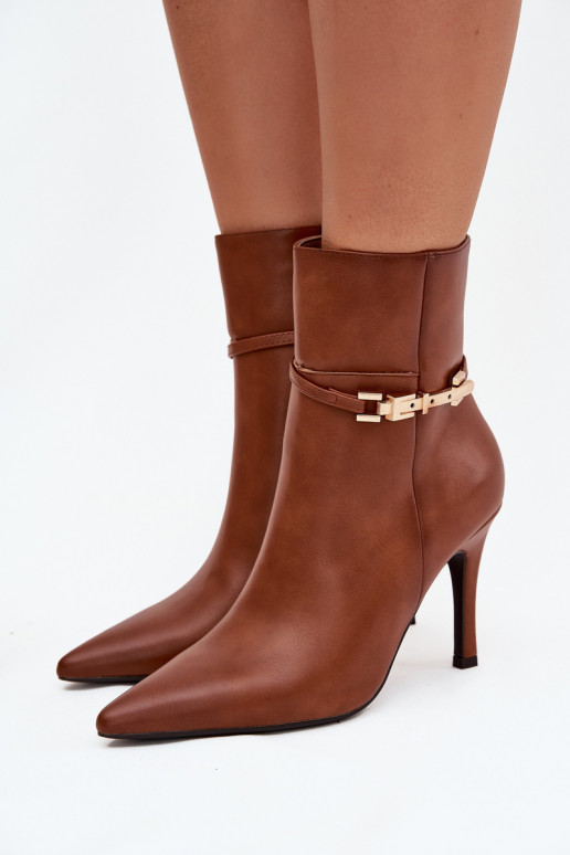 Botas femininas marrons aquecidas com saltos finos, tiras e elementos em dourado "Bellisse" Botas femininas marrons aquecidas com saltos finos, tiras e elementos em dourado "Bellisse"