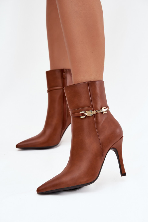 Botas femininas marrons aquecidas com saltos finos, tiras e elementos em dourado "Bellisse" Botas femininas marrons aquecidas com saltos finos, tiras e elementos em dourado "Bellisse"