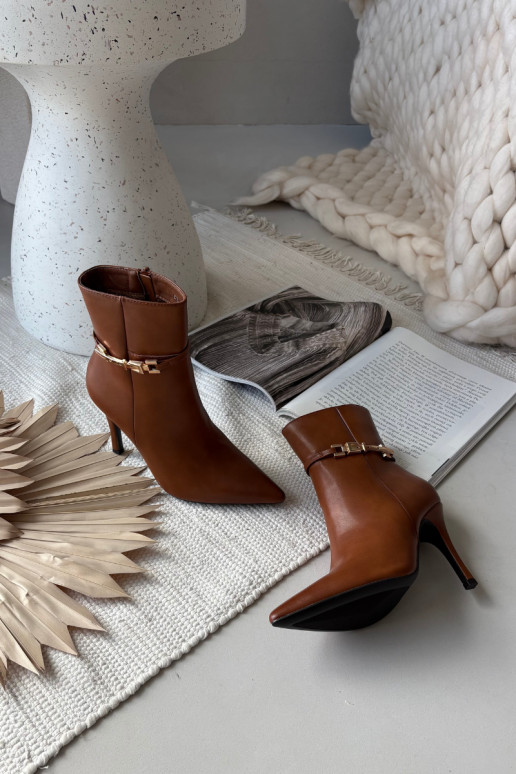 Botas femininas marrons aquecidas com saltos finos, tiras e elementos em dourado "Bellisse" Botas femininas marrons aquecidas com saltos finos, tiras e elementos em dourado "Bellisse"