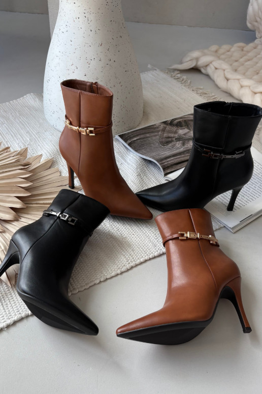 Botas femininas pretas aquecidas com saltos finos, tiras e elementos em prata "Bellisse" Botas femininas pretas aquecidas com saltos finos, tiras e elementos em prata "Bellisse"