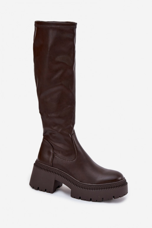 Bota feminina de cano longo com saltos robustos e plataforma de modelo slip-on cor marrom Florinne Bota feminina de cano longo com saltos robustos e plataforma de modelo slip-on cor marrom Florinne