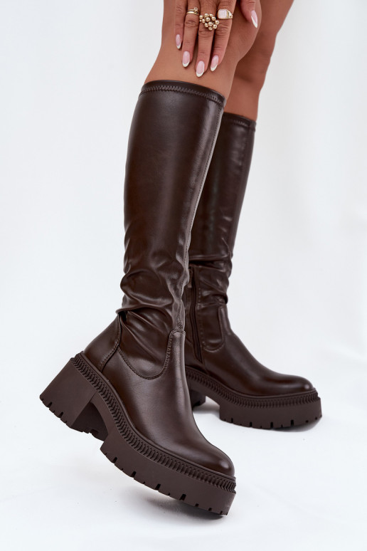 Bota feminina de cano longo com saltos robustos e plataforma de modelo slip-on cor marrom Florinne Bota feminina de cano longo com saltos robustos e plataforma de modelo slip-on cor marrom Florinne