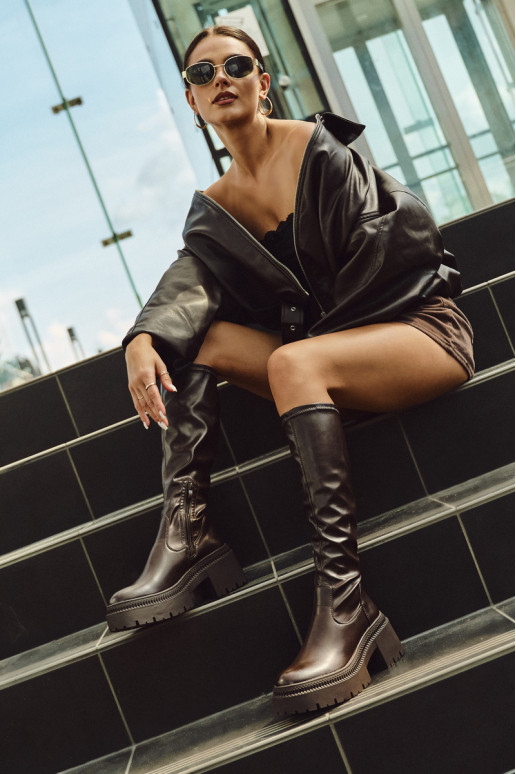 Bota feminina de cano longo com saltos robustos e plataforma de modelo slip-on cor marrom Florinne Bota feminina de cano longo com saltos robustos e plataforma de modelo slip-on cor marrom Florinne