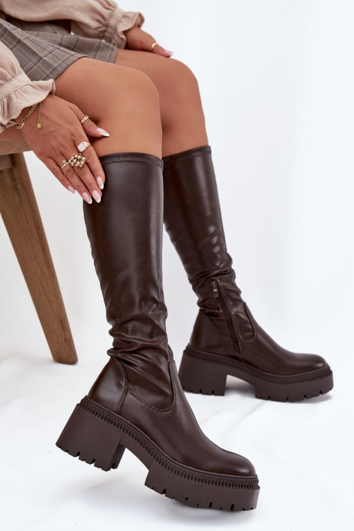 Bota feminina de cano longo com saltos robustos e plataforma de modelo slip-on cor marrom Florinne Bota feminina de cano longo com saltos robustos e plataforma de modelo slip-on cor marrom Florinne