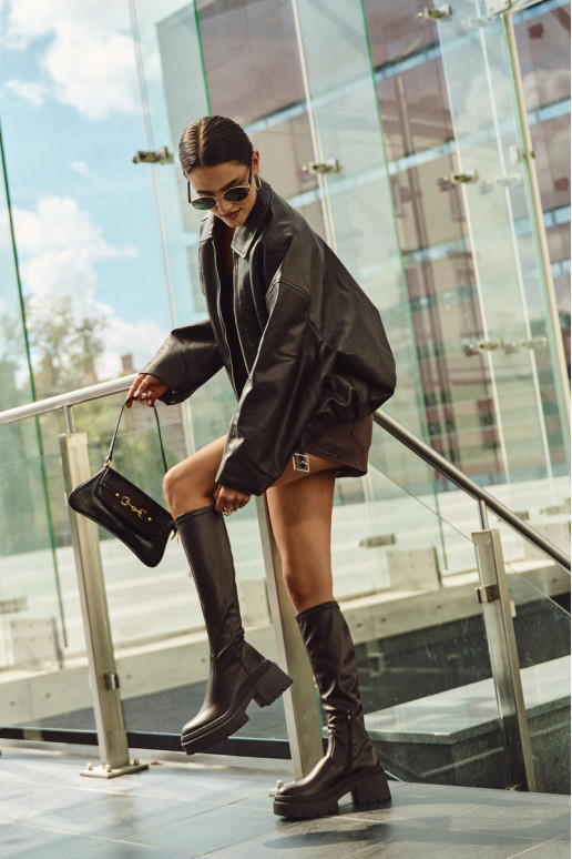 Bota feminina de cano longo com saltos robustos e plataforma de modelo slip-on cor marrom Florinne Bota feminina de cano longo com saltos robustos e plataforma de modelo slip-on cor marrom Florinne