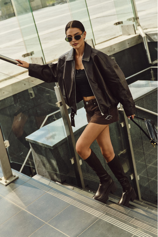 Bota feminina de cano longo com saltos robustos e plataforma de modelo slip-on cor marrom Florinne Bota feminina de cano longo com saltos robustos e plataforma de modelo slip-on cor marrom Florinne