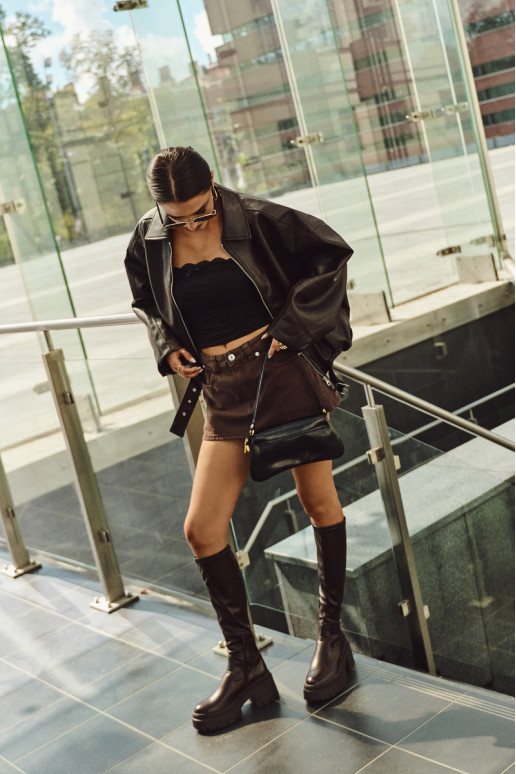 Bota feminina de cano longo com saltos robustos e plataforma de modelo slip-on cor marrom Florinne Bota feminina de cano longo com saltos robustos e plataforma de modelo slip-on cor marrom Florinne