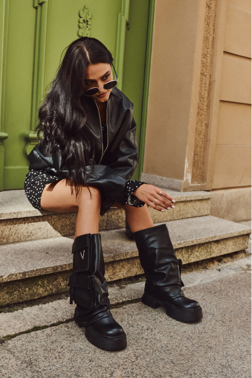 aquecimento Um modelo atraente botas femininas com uma plataforma com um bolso cor preta Clarinda