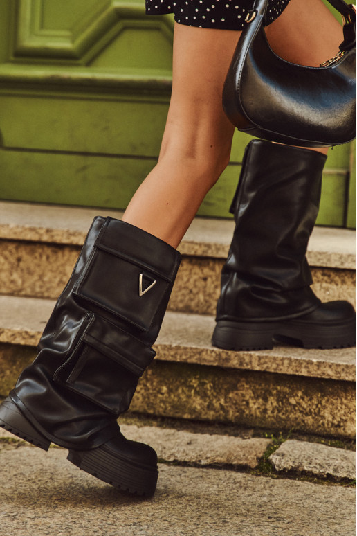 aquecimento Um modelo atraente botas femininas com uma plataforma com um bolso cor preta Clarinda