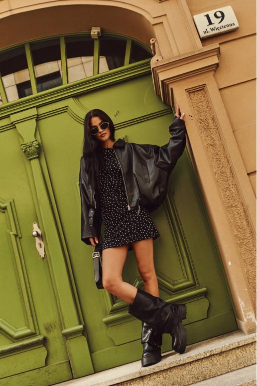 aquecimento Um modelo atraente botas femininas com uma plataforma com um bolso cor preta Clarinda