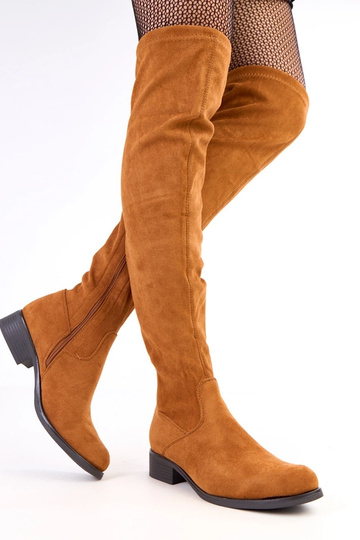 Botas marrons de cano longo... 2
