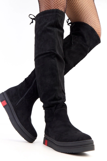 Botas pretas de plataforma...