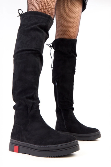 Botas pretas de plataforma... 2