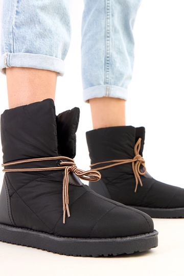 Botas de cano curto pretas com detalhes sutis "Marella"