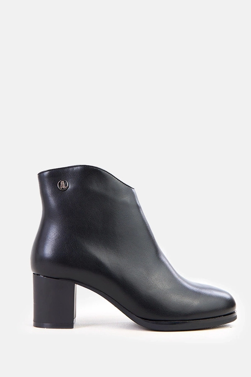 Botins pretos com detalhe sutil em...