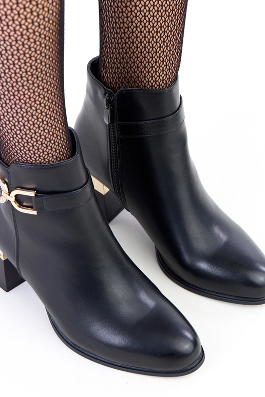 Botas elegantes pretas com adornos...