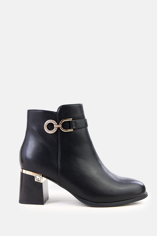 Botas elegantes pretas com adornos...