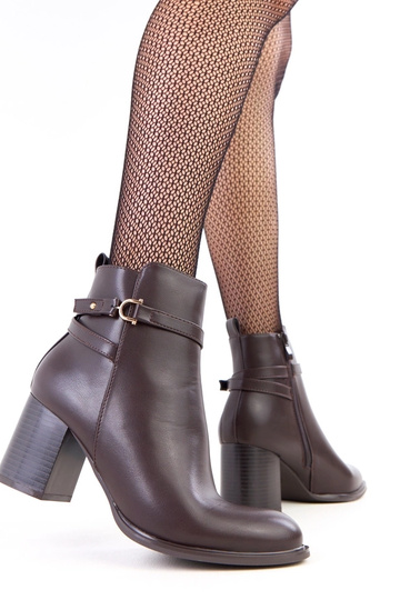 Botas marrons com fivela decorativa Klaus