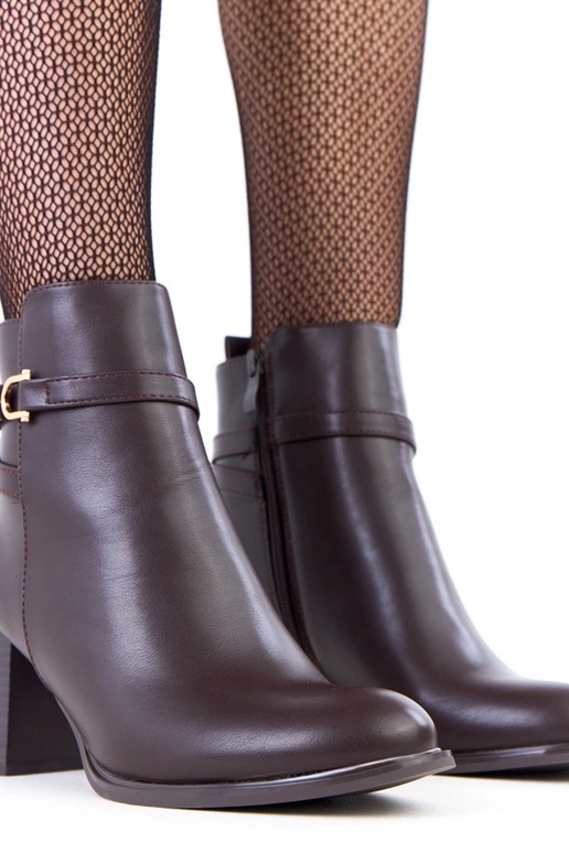 Botas marrons com fivela decorativa...