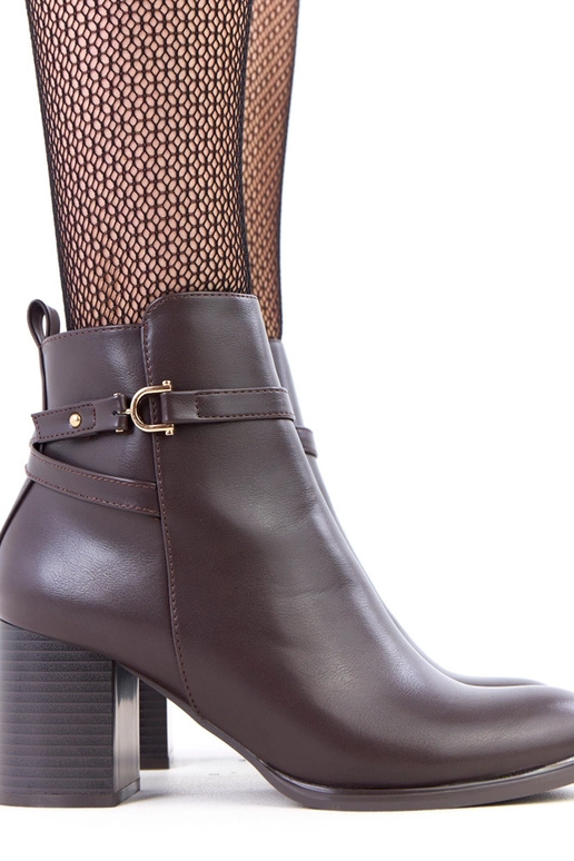Botas marrons com fivela decorativa...