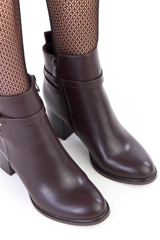 Botas marrons com fivela decorativa...