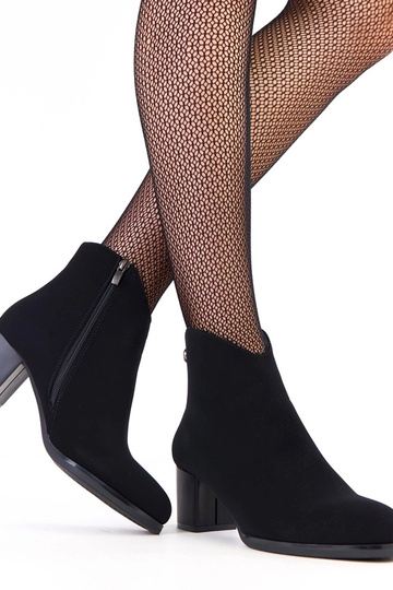 Botas pretas com detalhe...