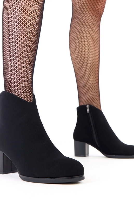 Botas pretas com detalhe sutil em...