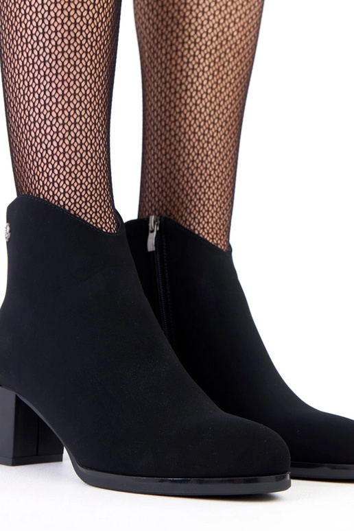 Botas pretas com detalhe sutil em...