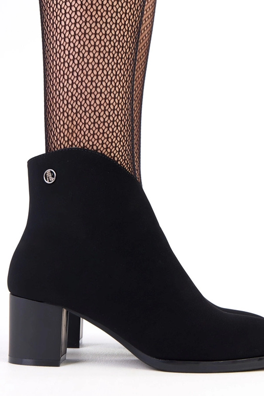 Botas pretas com detalhe sutil em...