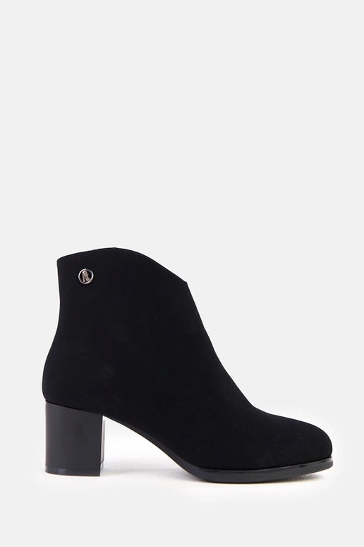 Botas pretas com detalhe sutil em...