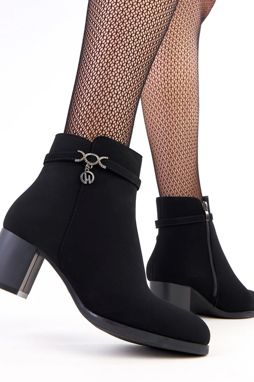 Botas pretas com fivela decorativa em...