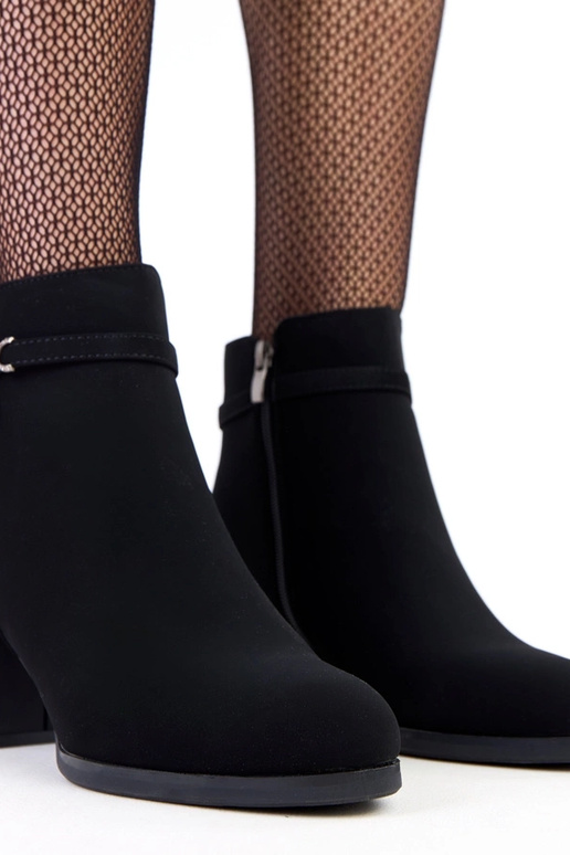 Botas pretas com fivela decorativa em...