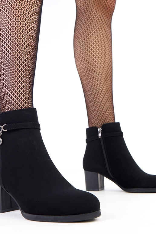 Botas pretas com fivela decorativa em...