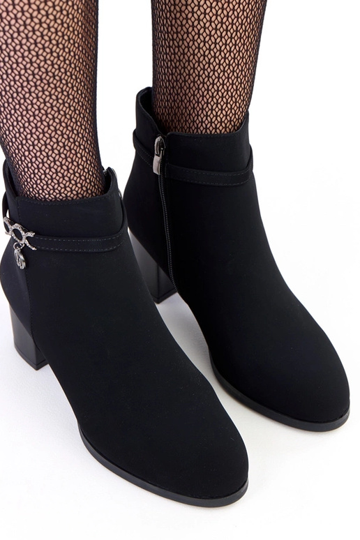 Botas pretas com fivela decorativa em...