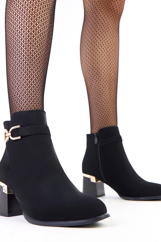 Botas elegantes pretas com detalhes...