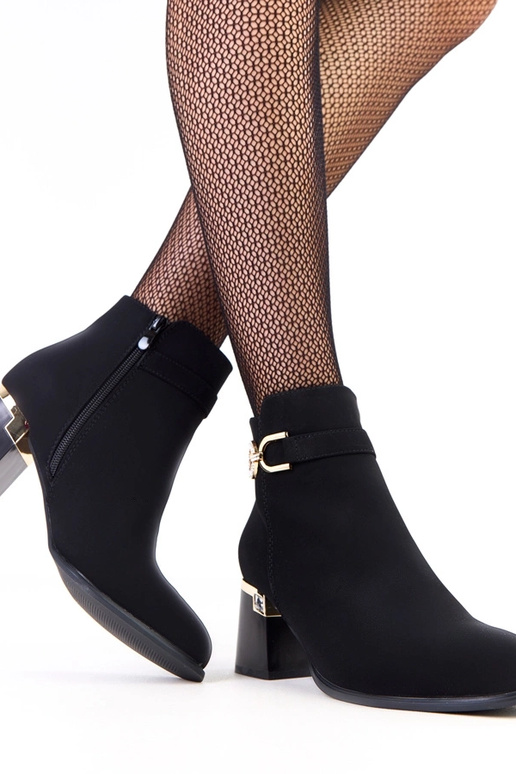 Botas elegantes pretas com detalhes...