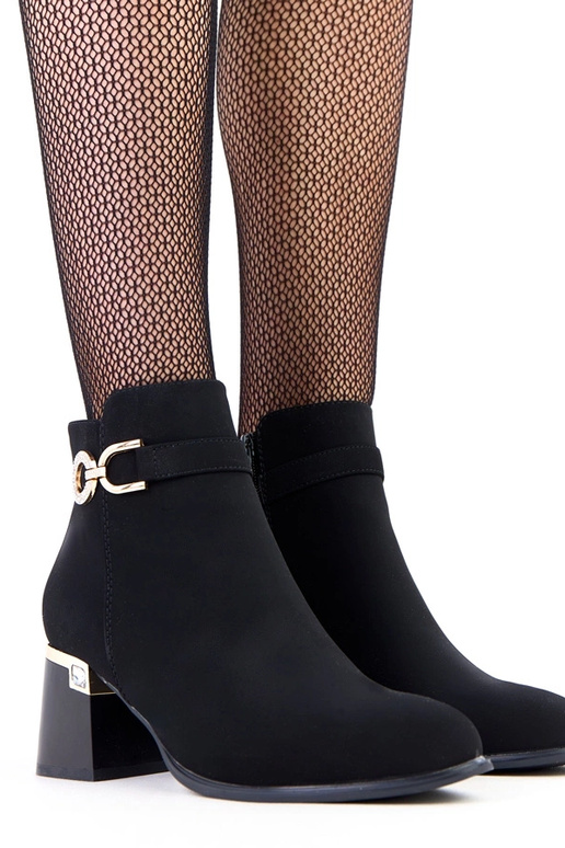 Botas elegantes pretas com detalhes...