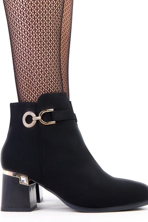 Botas elegantes pretas com detalhes...