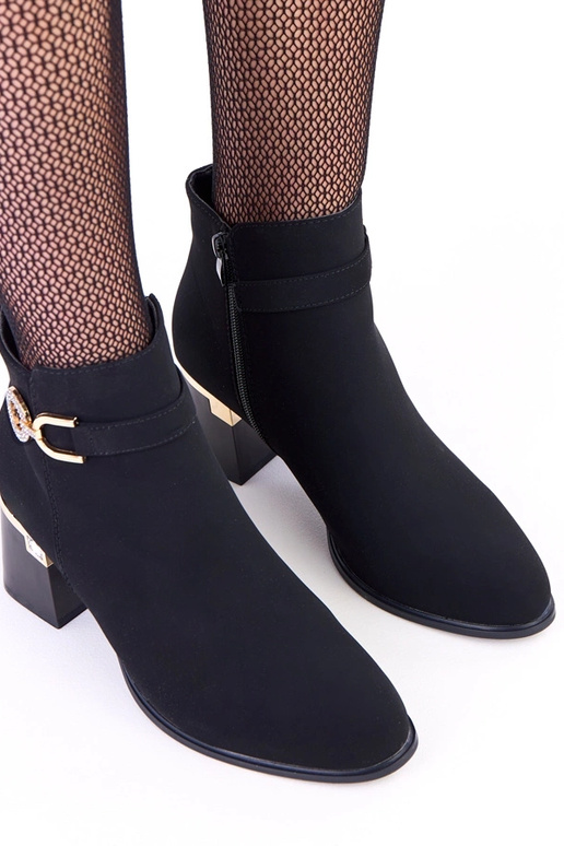 Botas elegantes pretas com detalhes...