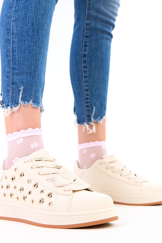 Ténis bege com plataforma e rebites...