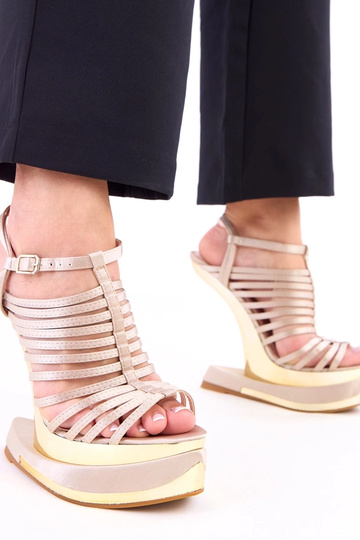 Sandálias marrons com salto...