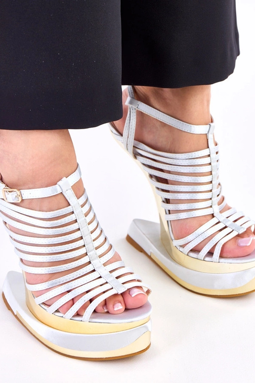 Sandálias cinzas com salto futurista... Sandálias cinzas com salto futurista...