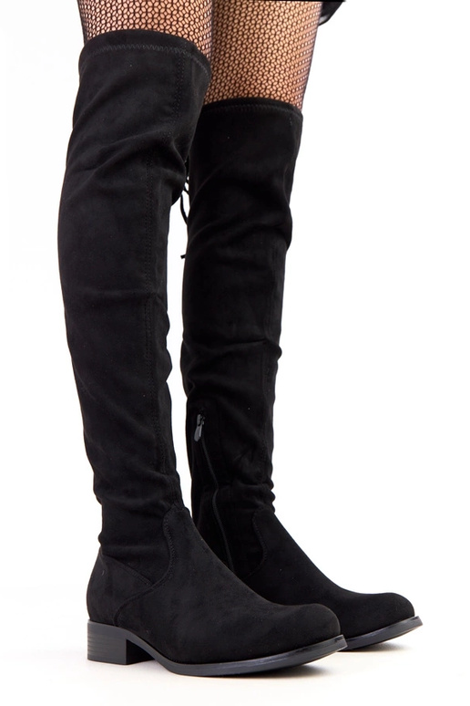 Botas longas pretas com sola plana...