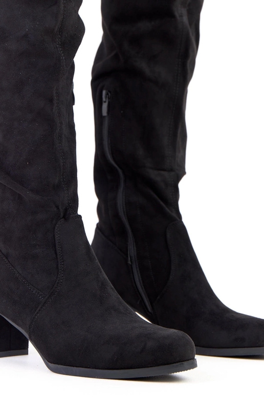 Botins pretos em camurça sintética...