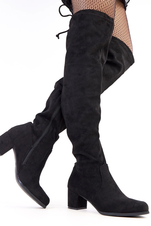 Botins pretos em camurça sintética...