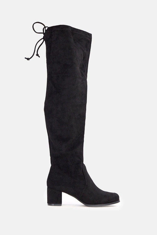 Botins pretos em camurça sintética...