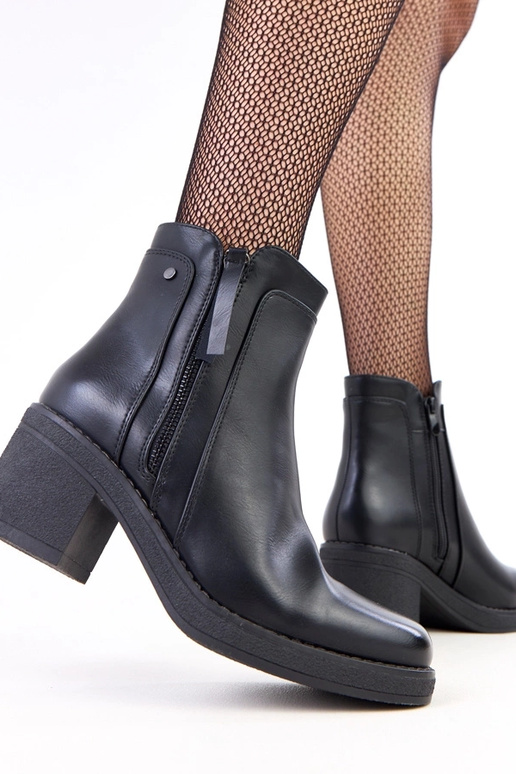 Botas pretas com salto e plataforma...