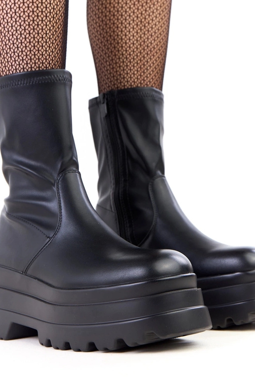 Botas pretas com plataforma robusta...