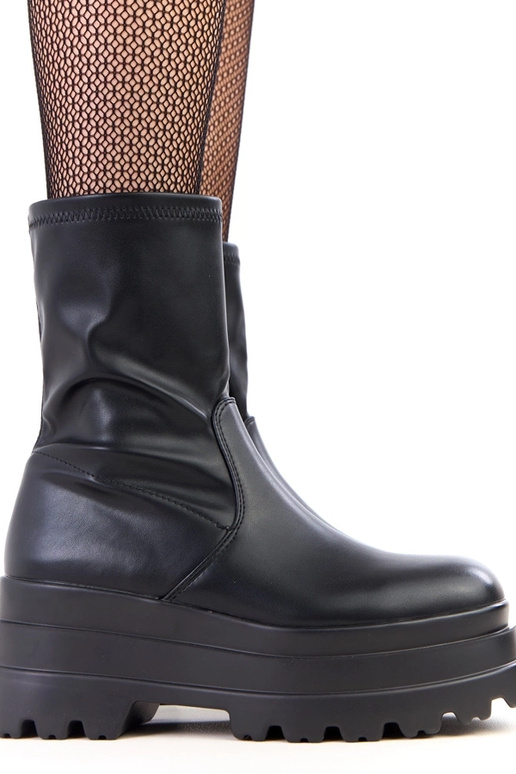 Botas pretas com plataforma robusta...