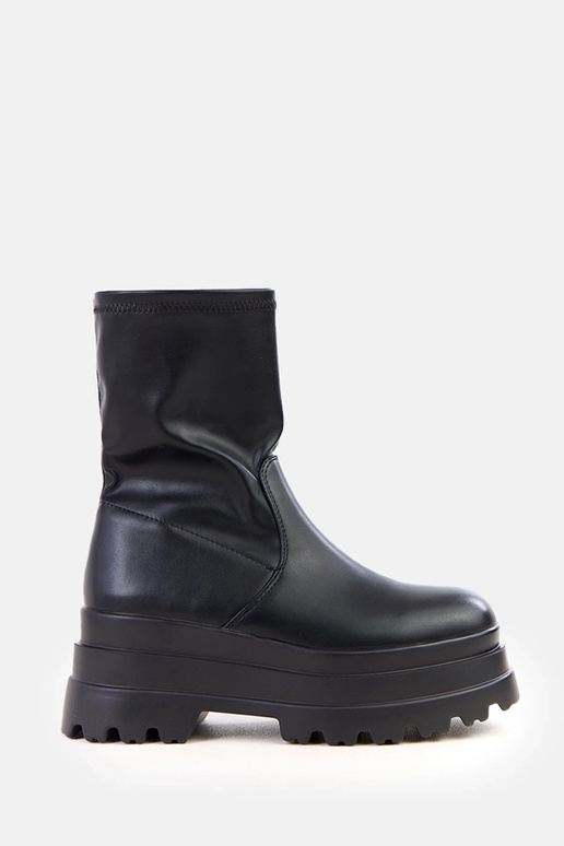 Botas pretas com plataforma robusta...